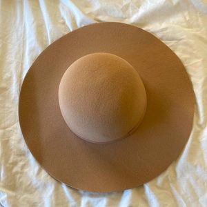 Beige/tan flat brim hat. Brim is mendable and shape it to your desire!